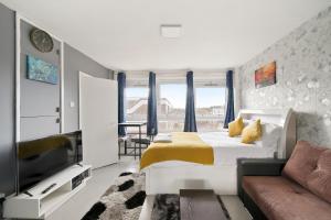 Ruang duduk di Impeccable 1-Bed Apartment in London