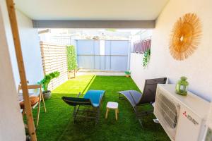 a small backyard with a lawn in the middle at Love Room du Mont d'Or in Marseille