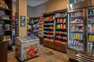 ein Lebensmittelgeschäft mit einem Speisekammer mit Snacks in der Unterkunft Grand Lodge on Peak 7 in Breckenridge