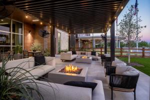 patio z kanapami i miejscem na ognisko w obiekcie Delta Hotels by Marriott Wichita Falls Convention Center w mieście Wichita Falls