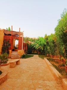 een binnenplaats van een huis met een gebouw bij Khan tunis villa in Tunis