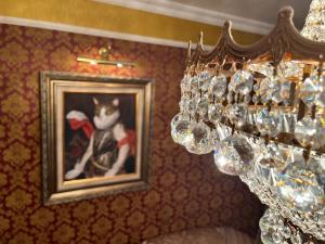 a painting of a cat wearing a santa hat next to a chandelier at Luxury Flat close to the Border in Narva