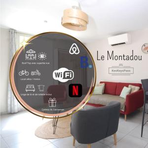 un cartel en una habitación con sofá y mesa en Maison Le Montadou avec Roof Top by Keskeyspass, en Cuxac-dʼAude