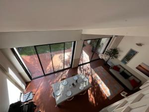 una vista aérea de una sala de estar con una gran ventana en Grande Maison avec jardin et parking proche de Paris en Issy-les-Moulineaux