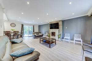 A seating area at Stunning 7 Br House with 2-Kitchen, 5-Washroom & Amazing Backyard