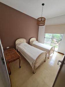 a hospital room with two beds and a table at Departamentos Mita Í in Isoquí