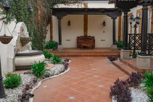 un patio con banco y piano en Amplia Casa Hogareña, en El Adelanto