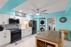 Kuchyň nebo kuchyňský kout v ubytování The Turquoise Cottage + 20 fotografií