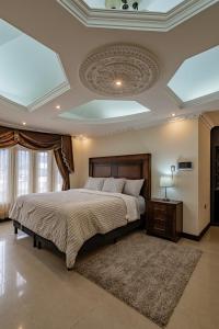 um quarto com uma cama e um tecto com clarabóias em Amplia Casa Hogareña em El Adelanto