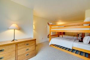 ein Schlafzimmer mit einem Etagenbett und einer Lampe in der Unterkunft Sunny Stratton Townhome about 1 Mi to Skiing! in Stratton