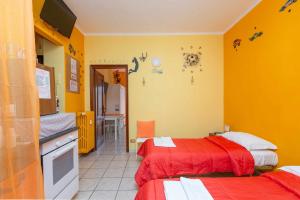 mały pokój z 2 łóżkami i kuchnią w obiekcie Grotta dello Sport w Turynie