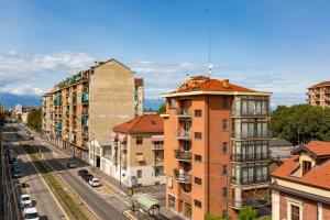 una vista aérea de una calle de la ciudad con edificios en Grotta dello Sport en Turín