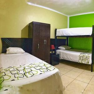 um quarto com 2 beliches e um armário em Hostal Los Helechos Tarapoto em Tarapoto