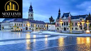 Ein Gebäude bei Nacht mit der Aufschrift „Next Level Ark Hotel“ in der Unterkunft NEXT LEVEL Apart in Oradea