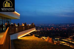 Blick auf eine Stadt bei Nacht von einem Gebäude aus in der Unterkunft NEXT LEVEL Apart in Oradea + 7 Fotos