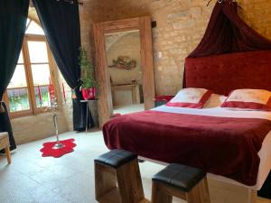 Postel nebo postele na pokoji v ubytování Manoir du Charme dans les Gorges du Tarn LOZERE