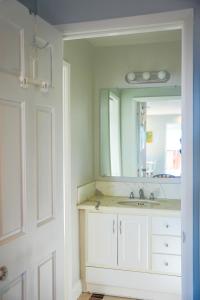 W łazience znajduje się umywalka i lustro. w obiekcie Relaxing Home With SF Bay View w mieście Millbrae