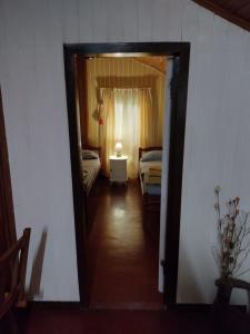 a hallway leading to a bedroom with two beds at Casa céntrica in Oberá