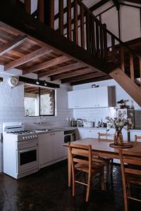 Forest Grove的住宿－Cottage 4 - The Row，厨房配有桌子和炉灶。 顶部烤箱