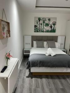 1 dormitorio con 1 cama grande y escritorio en Crosskeys Edinburgh en Edimburgo