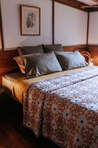 Forest Grove的住宿－Cottage 4 - The Row，一间卧室配有一张床铺,床上有毯子