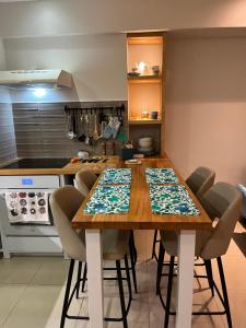 una cucina con tavolo e sedie in legno di Swita Maria By The Sea a Ashdod