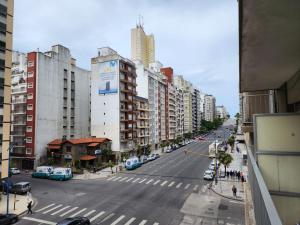 uma vista para uma rua da cidade com carros e edifícios em Departamento en Edificio Maral 14, Colon, zona Guemes. em Mar del Plata