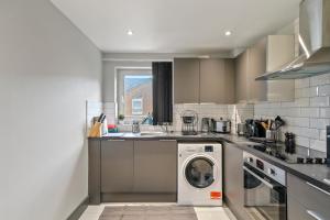 ロンドンにあるLuxury 3 Bed flat close to many attractionsのキッチン(洗濯機、シンク付)