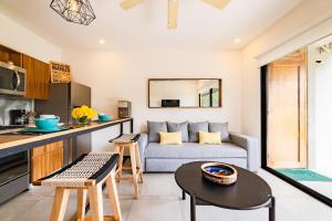 una sala de estar con un sofá y una mesa en 3017 - Agaves 104, en Santa Cruz Huatulco