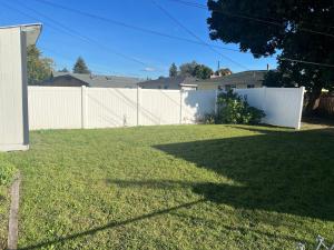 Un jardín fuera de Quaint 1 BD 1 BTH Guest Home Minutes from Gonzaga