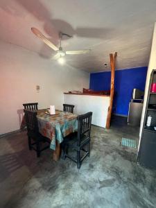 una habitación con mesa y sillas en un garaje en La Pintada Economy Class en Villa Dolores