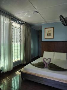 una camera da letto con un letto con due cuori sopra di Highland Homestay Kundasang a Ranau