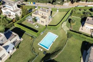 eine Luftansicht eines Herrenhauses mit Pool in der Unterkunft helloasturias, Casa en Llanes con piscina, jardín, cerca de la playa. in Llanes