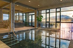 una piscina coperta in una casa con ampie finestre di Grand Colorado on Peak 8 a Breckenridge