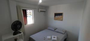 سرير أو أسرّة في غرفة في Praia do Caribessa - Quarto Privativo - Pedacinho do Paraíso