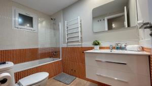 La salle de bains est pourvue d'un lavabo, de toilettes et d'une baignoire. dans l'établissement HOUSE TERRAZA PREMiUM 6PAX WIFI, à Sierra Nevada
