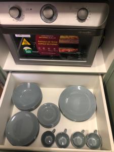 a stove top with four plates in a drawer at Loft aconchegante e funcional no Campeche in Florianópolis
