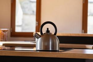 a tea kettle sitting on top of a counter at Le ciel du Palais - Intramuros - 2 ch - Wifi in Avignon