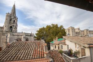 a view of a church from the roofs of buildings at Le ciel du Palais - Intramuros - 2 ch - Wifi in Avignon