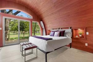 מיטה או מיטות בחדר ב-Unique Tempranillo Wine Barrel Cabin