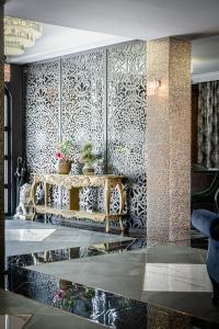 un vestíbulo con una mesa y una pared estampada en Boutique Hotel Bora & Villas Garamm en Pakoštane