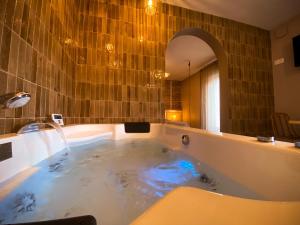 Salle de bains dans l'établissement Love Room Suite Bali - Auray en Bretagne