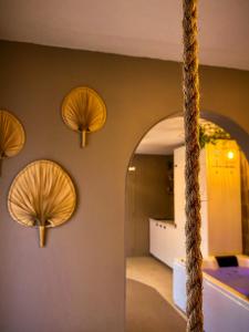 Chambre avec 3 lumières circulaires sur le mur dans l'établissement Love Room Suite Bali - Auray en Bretagne, à Brech
