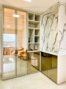 sala de estar con pared de mármol en Apto Moderno c/ Vista Fantástica do Flamboyant, en Goiânia
