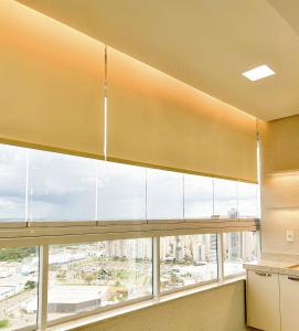 a large window with a view of a city at Apto Moderno c/ Vista Fantástica do Flamboyant in Goiânia
