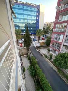 z góry widok na ulicę miejską z budynkiem w obiekcie Ferah ve şık cosy daire w mieście Konak