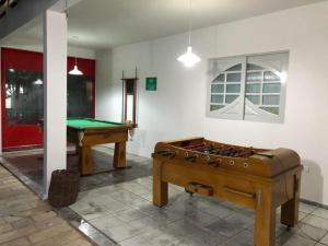 una stanza con tavolo da biliardo e una pallina da ping pong di Pousada D Italia a São José da Coroa Grande