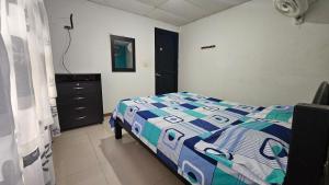 een slaapkamer met een bed en een dressoir bij El portal del llano in Monterrey