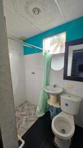 een badkamer met een toilet en een wastafel bij El portal del llano in Monterrey