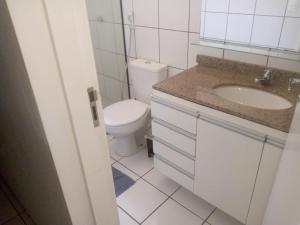 uma casa de banho com um WC e um lavatório em Apartamento em Fortaleza, Abolição Mucuripe em Fortaleza